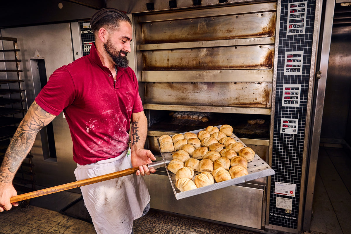 Marcel Wagner am Backofen in seiner Brotmanufaktur