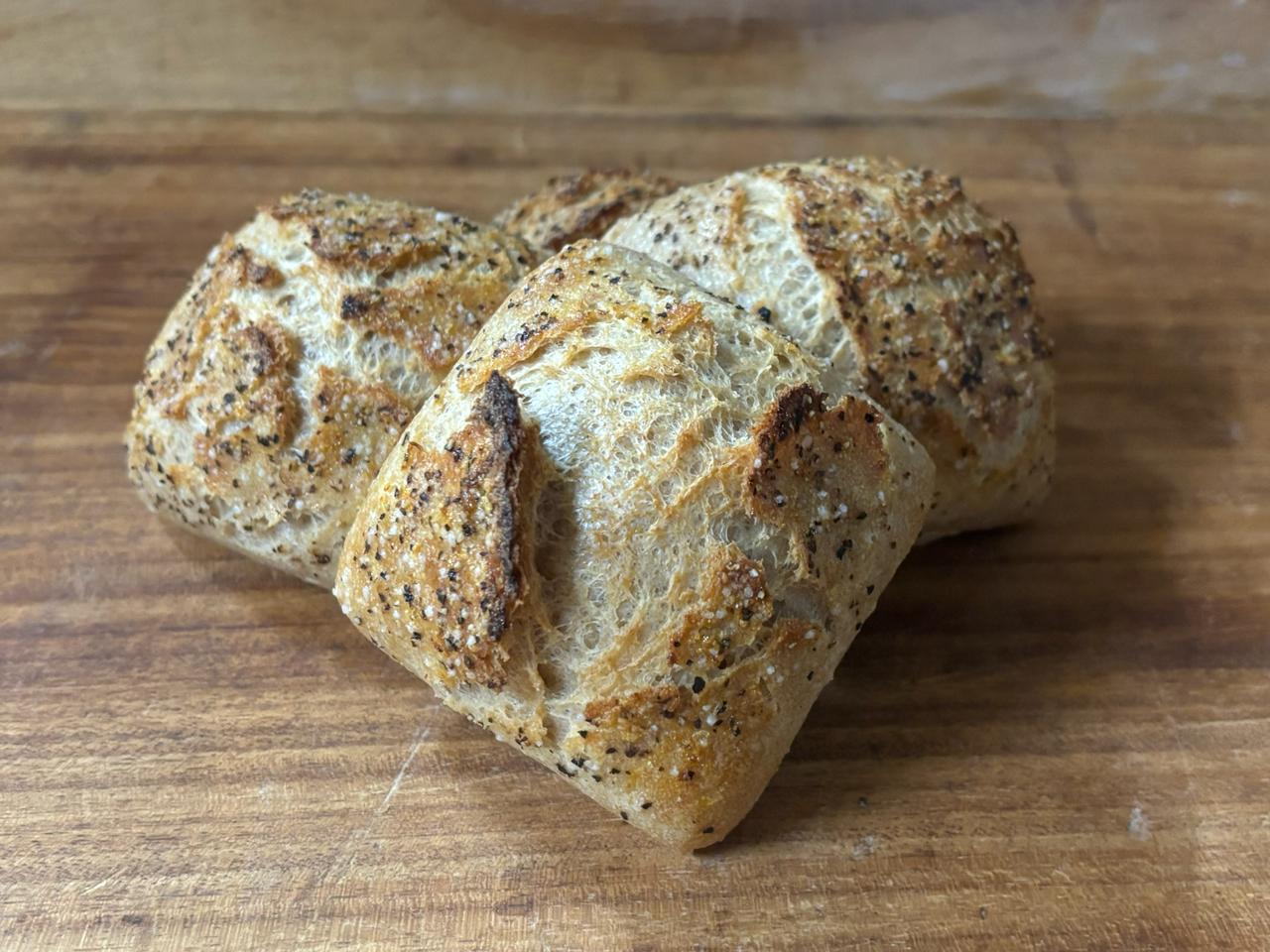 Spezialweckle mit Pfeffer und Meersalz
